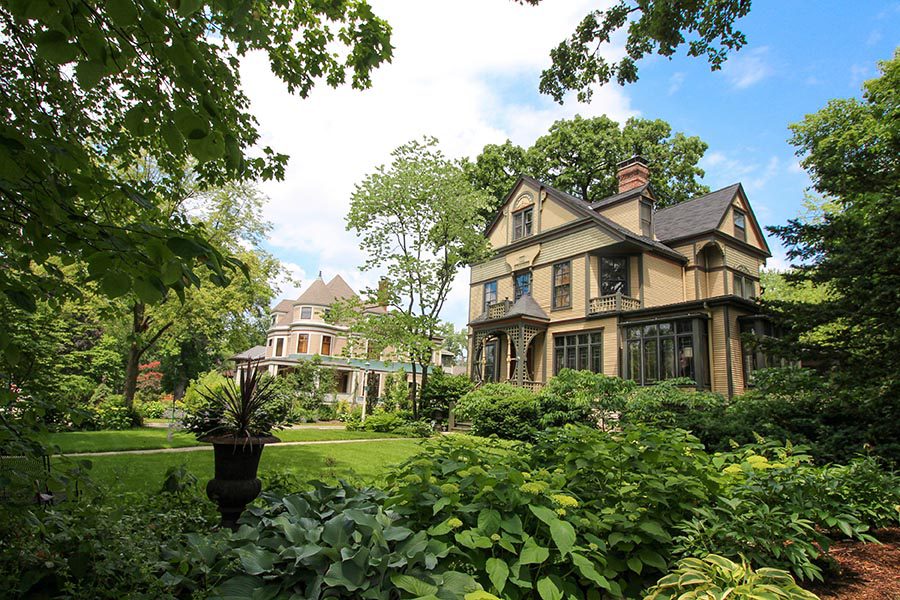 About Our Agency - Stately Homes in Chicago, Surrounded by Greenery